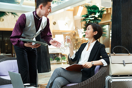 服务员端上矿泉水