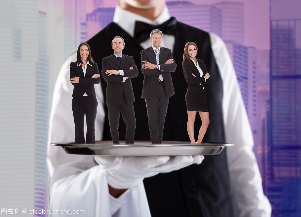 男侍者控股纸盒