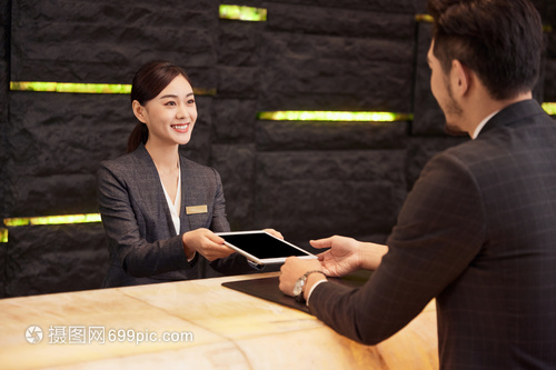 商务男性酒店服务台办理入住