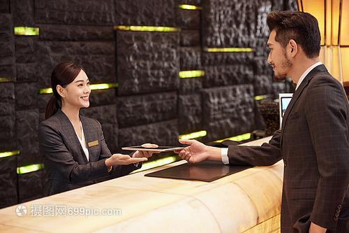 商务男性酒店服务台办理入住