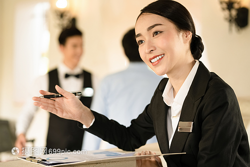 男人和女人户内服务业女酒店员工